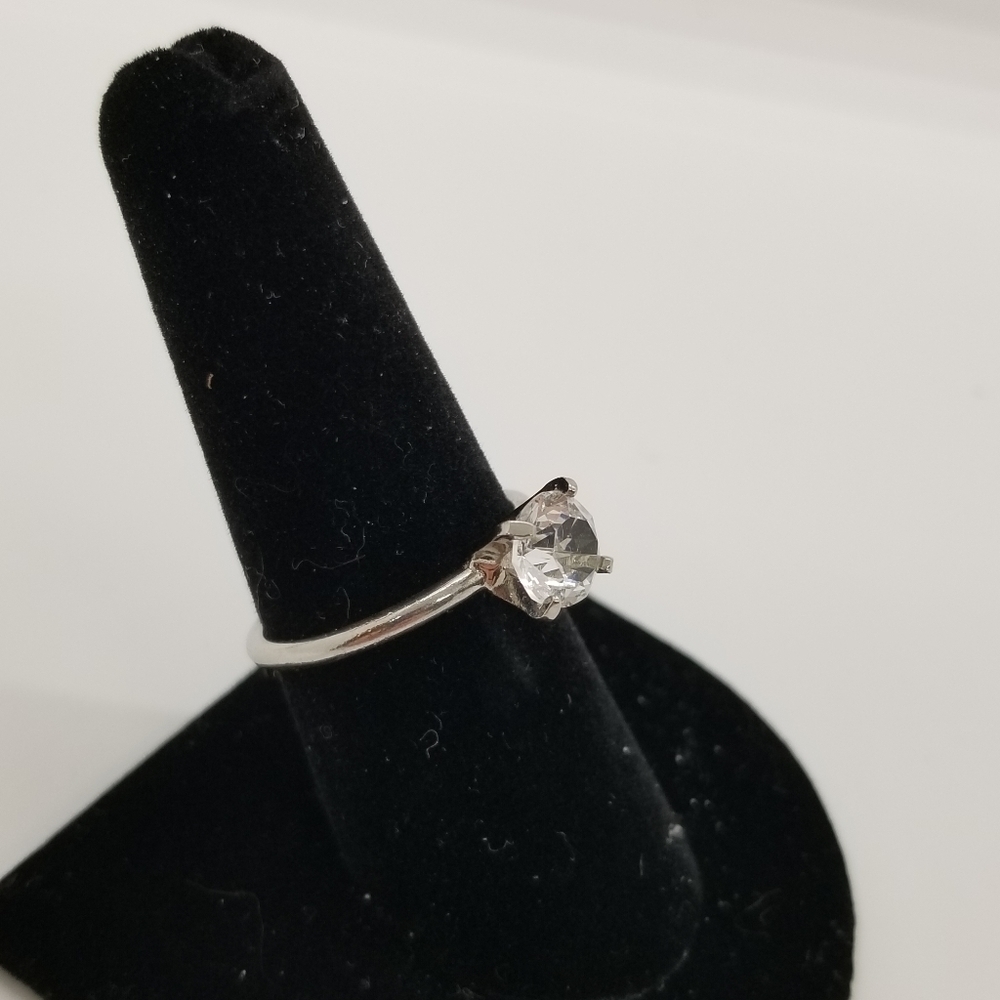 silver tone fashion ring size 8 round cut signed
